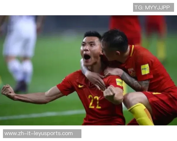 足球场上的热情拍手声激励着每一位球员奋勇争先的瞬间